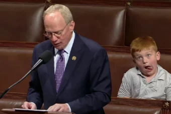 Iskoristio svojih pet minuta u Kongresu SAD: Dječak pravio grimase dok je njegov tata držao govor