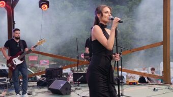 U visočkom parku “Ravne 2” počeo tradicionalni ljetni festival: Džejla Ramović oduševila nekoliko hiljada posjetilaca