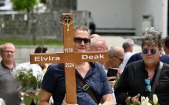 Elvira Deak sahranjena pored svog sina Dražena Ričla