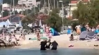Haos na plaži u Hrvatskoj: Muškarac urlao, prijetio nožem i ukrao motor pa uletio u more