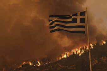 VELIKI POŽAR U GRČKOJ: Vatru gasi 110 vatrogasaca, evakuisan dječiji kamp