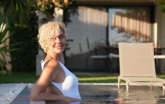 Lijepa Šeherezada fatalna i kao plavuša: Berguzar Korel uživa na ljetovanju, fotografije u kupaćem oduzimaju dah
