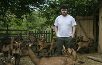 Fufe iz serije ‘Lud, zbunjen, normalan’ živi na selu sa 1.800 koza