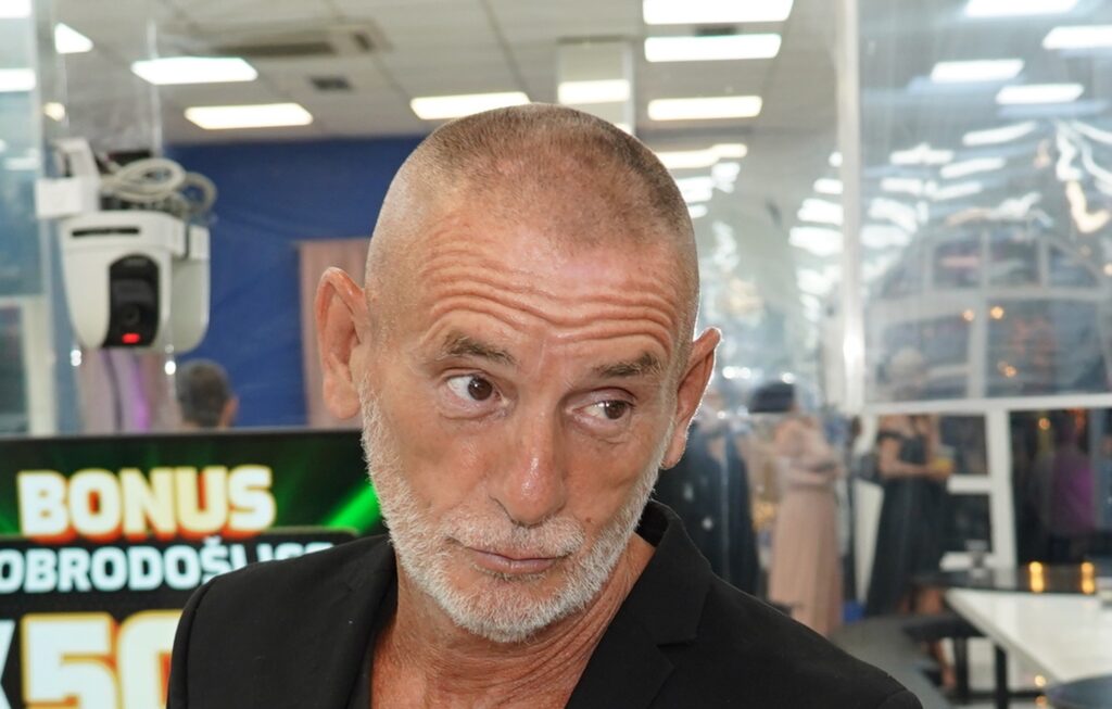 Lepi Mića stao između Dragane i Matore / Photo: ATA Images