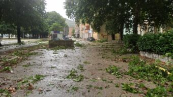 Nevrijeme opustošilo Trebinje: Olujni vjetar lomio drveće, dizao crijepove…