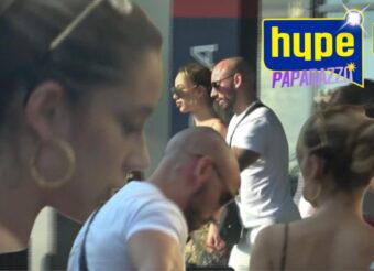 HYPE PAPARAZZO Tea Tairović sa dečkom NE SKIDA OSMIJEH SA LICA! Pogledajte šta su radili ispred zgrade (VIDEO)