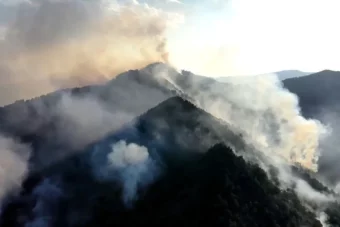 Veliki požar prijeti Željeznom Polju kod Žepča, mještani se pozivaju da pomognu u gašenju