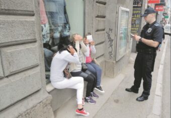 U Sarajevu uhapšene dvije džeparošice: Na tramvajskom stajalištu ukrale novčanik Kinezu