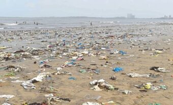 Ovako izgleda najprljavija plaža, djeca se kupaju i rone u smeću