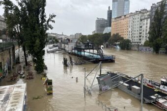 Haotične scene iz Beča: Izlila se rijeka i potopila ulice, ugrožene zgrade i kuće