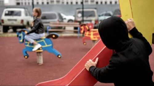 Djevojčice u centru grada Arfiva