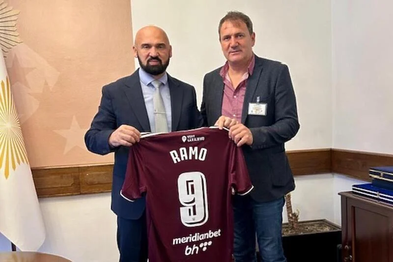 Delegacije Sarajeva i Željezničara posjetile Ramu Isaka / Ministar Isak i Ibraković / FOTO: FK Sarajevo