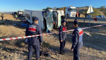 Prevrnuo se autobus, poginulo najmanje šest osoba