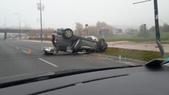 Haos u Sarajevu: PREVRNUT AUTOMOBIL NA STUPU od silnog udara 180 na sat? (VIDEO)