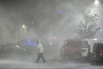 TOP TEMA Uragan uništava Floridu: Ima mrtvih, oluja iza sebe ostavlja pustoš (VIDEO)