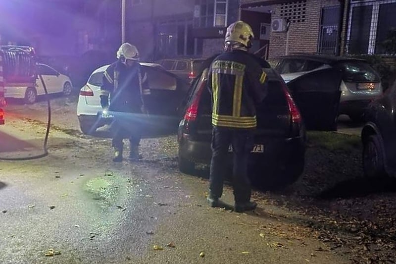 Zapaljena tri vozila na parkingu / Foto: PVJ Zenica