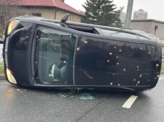 Saobraćajna nesreća u kružnom toku u Hrasnom, prevrnuo se automobil