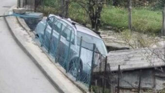 Vozač izgubio kontrolu nad BMW-om: Umjesto u garažu, uletio u tuđu avliju na Bjelavama (VIDEO)