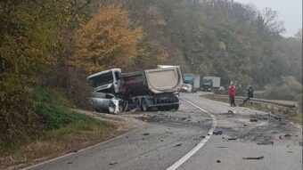 Teška nesreća kod Dervente: Jedna osoba poginula, saobraćaj obustavljen