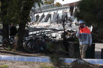 UZNEMIRUJUĆE – PRVI SNIMAK URUŠAVANJA NADSTREŠNICE ŽELJEZNIČKE STANICE u Novom Sadu! (VIDEO)