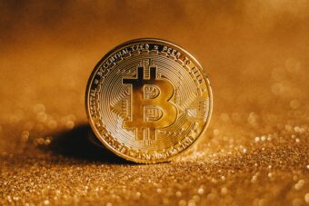 Bitcoin prvi put u istoriji prešao 100.000 dolara