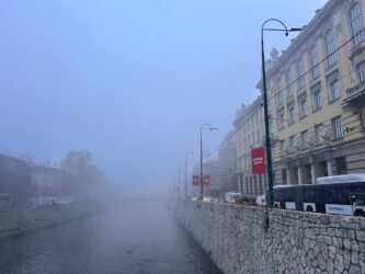 Sarajevo i jutros zagađeno: Kvalitet zraka veoma nezdrav, “izbjegavajte duža zadržavanja vani”