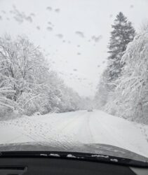 Snijeg ne prestaje padati: Putevi zatvoreni, ne krećite na put ako ne morate! Pogledajte kakvo je stanje