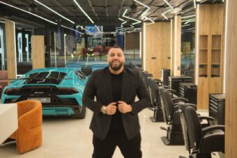 Irfan Tepić je najbolji berber u BiH: Salon u mašni i automobili od milion KM koji mame poglede Sarajlija