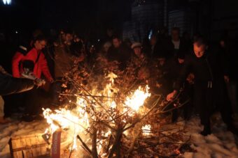 Nalaganje badnjaka u porti Crkve Svete Trojice u Banjaluci uz brojne vjernike