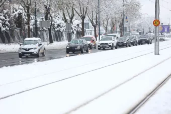 Vozite oprezno, snijeg koji se topi i pada sa krovova stvara dodatnu opasnost za vozače