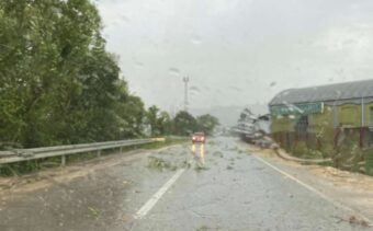 Zbog mokrih i klizavih cesta, snijega i vjetra otežan saobraćaj u BiH, ali i u regionu