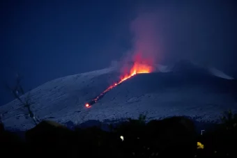 ERUPTIRAO NAJVEĆI VULKAN U EVROPI! Mrežama se šire zastrašujući snimci: Uslijedio HAOS, aerodrom HITNO zatvoren