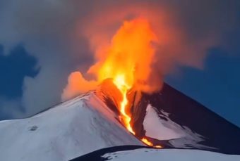 PANIKA ZBOG VULKANA ETNA! Nižu se jezivi snimci – vulkanolozi u strahu: “Kada dođe u dodir sa snijegom…”