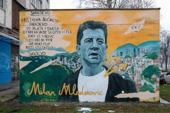 Završen mural posvećen legendarnom muzičaru Milanu Mladenoviću na Kovačićima u Sarajevu