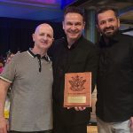 Enis Bešlagić s predstavom Da sam ja neko gostuje u Australiji, uručena mu posebna plaketa/Photo: Klix.ba