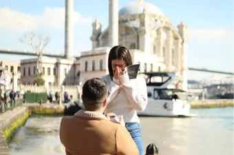 Bosanski Bali-beg zaprosio djevojku u Istanbulu: Kenan Tahirović kleknuo pred izabranicu na Ortakoyu