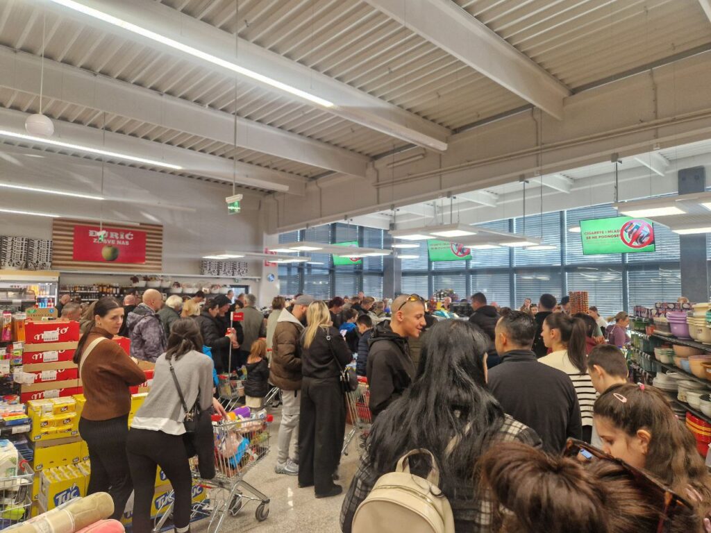 Foto: Raport/Nakon bojkota, građani danas okupirali trgovine: Pogledajte fotografije iz sarajevskih tržnih centara