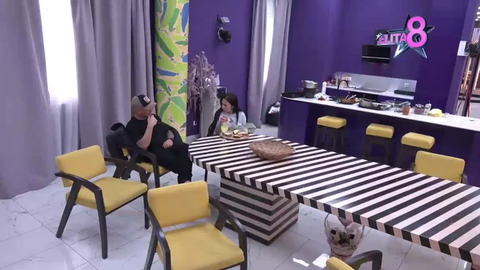 NE ODVAJA SE OD NJE/Photo: Printscreen