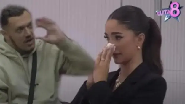 HVALIO SE IZA NJENIH LEĐA/Photo: Youtube printscreen/Zadruga