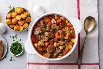 Za večerašnji iftar pripremite gulaš iz rerne! Okus će vas oduševiti!