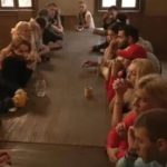 GLEDALA SAM MAJKU KAKO MI VARA OCA SA NJENIM ROĐAKOM / Photo: Printscreen