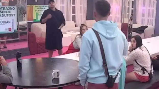 Puklo prijateljstvo/Photo: Printscreen