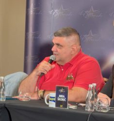 SAŠA MIRKOVIĆ UPOZORIO TAKMIČARA U TUZLI: Ovo nije mjesto za prolaz “preko veze”!