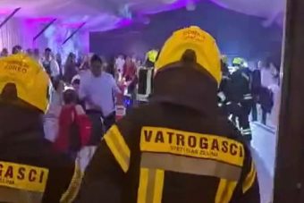 Vatrogasci kolegi priredili iznenađenje: Upali na njegovo vjenčanje i odnijeli ga na nosilima