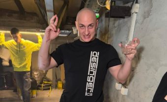 DESINGERICA PONOVO ŠOKIRA SVOJIM PERFORMANSIMA! Djevojci iz publike pljunuo tečnost u usta, ljudi se ZGRAŽAVAJU (FOTO)