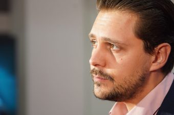 MILOŠ BIKOVIĆ SE SKINUO PA POKAZAO MIŠIĆAVO TIJELO! Zbog njegove fotografije gore mreže