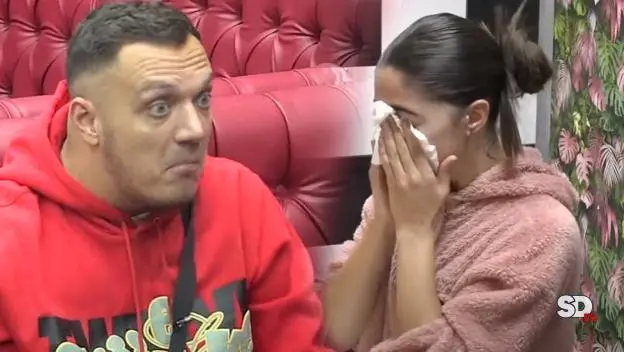 HVALIO SE IZA NJENIH LEĐA/Photo: Youtube printscreen/Zadruga