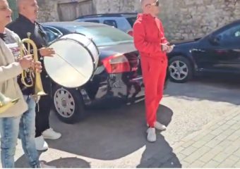 Mostarac proslavio razvod braka uz trubače i burek