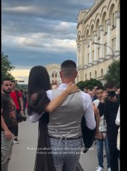 Džentlmenski potez: Mladić nosio prijateljicu koja se spotakla tokom defilea maturanata
