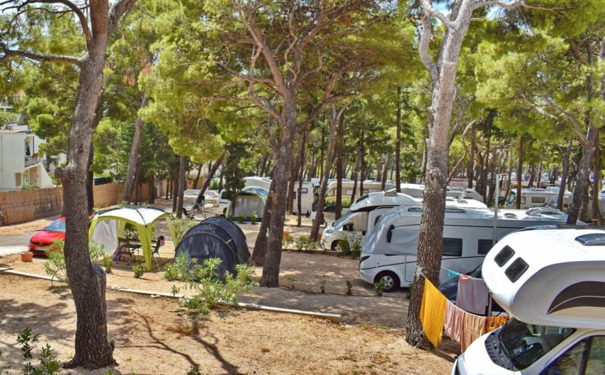 Zastrašujuće: 67-godišnji ped*fil u kampu na Jadranu tajno snimao djecu, uhvatio ga gost